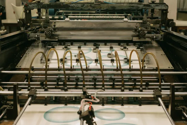 Mákina automatizadu Kegel aplika mina iha pista bowling ho presizaun hanesan printer inkjet, iha atmosfera bowling center mod