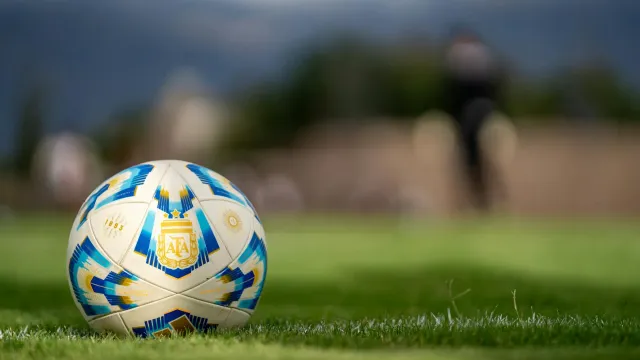Imajen hatudu eventu desportu boot ho bandeira nasaun barak, reprezentante media, no diplomatas sira diskute koperasaun futur