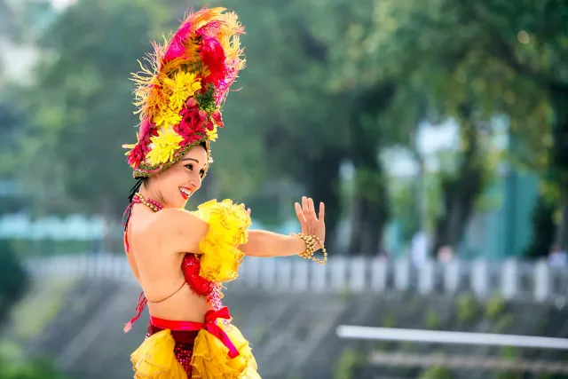 Imaz ki'ik iha Sapporo, hanesan ema barak dança iha festival ne'ebe koloru. Sira iha kostuma foun no sira hela iha Sapporo.