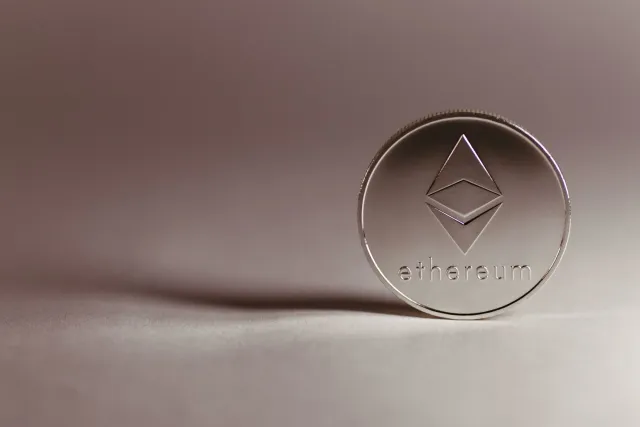 Gráfiku komputadór hatudu fila staking Ethereum ho três millaun ETH, ho ikon kadeia bloku no seta boot hatudu movimentu osan 