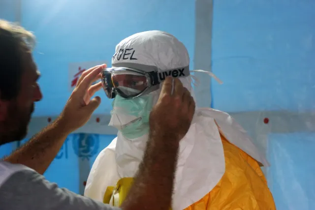 Imajen di'ak kona-ba kazu saúde, ekipa saúde ho ekipamentu, no sfera saúde global iha mundu, ho kor sira ne'ebé hatudu perigu