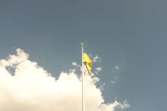 Imajen ida hatudu trigu iha rai, bola básket iha sorin, no bandeira Ukraínia iha kotuk, representasaun ba notísia tolu ne'ebé