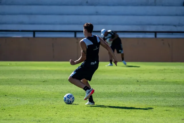 Christian Pulisic treinu separadu ho ekipa USMNT iha kampu fuból, hatudu konsentrasaun no preparasaun