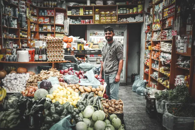 Loja ki'ik Micah's Market iha Detroit ne'ebé fó ai-han fresku ba komunidade lokál, ho kliente sira kompra produtu fresku