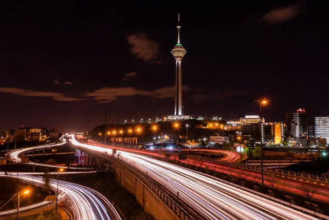 Imajen ida hatudu inspeitor nukleár sira iha Irán, wrestler sira iha Índia, no motorista sira iha estrada iha Worli, hanesan 