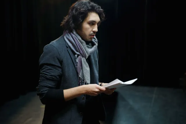 Sorin laran hosi teatro ki'ik ida, ho luz ne'ebé mak sente kuidadu, ne'ebé hatudu palco mamuk no pasta hodi espresa kona-ba p