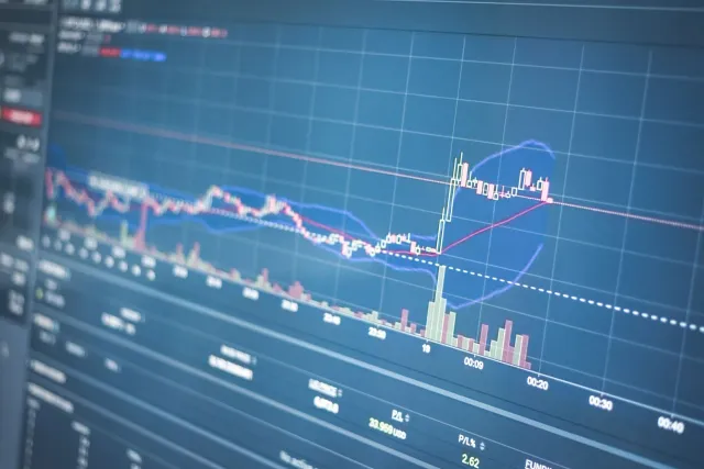 Gráfiku inflasaun ne'ebé hatudu sa'e no seta mean, ho símbolu merkadu finanseiru iha fundu, ne'ebé ilustra realidade ekonomia