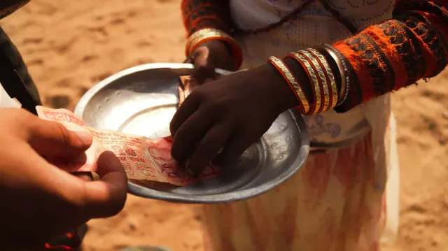 Imajen ida hatudu mapa mental ka diagrama ne'ebé liga mudansa politika iha India ho merkadu finanseiru no numerolojia, ho sim