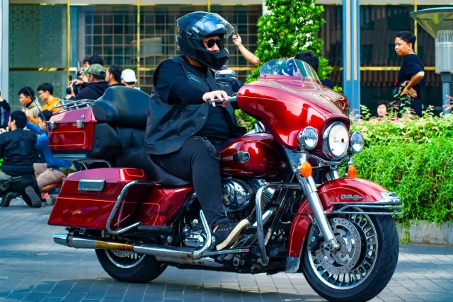 Gráfiku merkadu aksaun, mota Harley-Davidson Super Glide, no ikon sosál média ho seta indika sinais