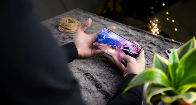 Imajen husi smartphone ne'ebé hatudu tela Free Fire MAX ho kódigu resgate ativu iha loron 16 Juñu 2026, ho fundu neon no letr
