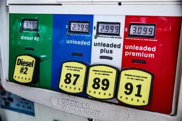 Imajen ida ne'ebé hatudu bomba gasolina ho prezu diesel ne'ebé sa'e boot, ho fundu ekonomia global no gráfiku prezu mina