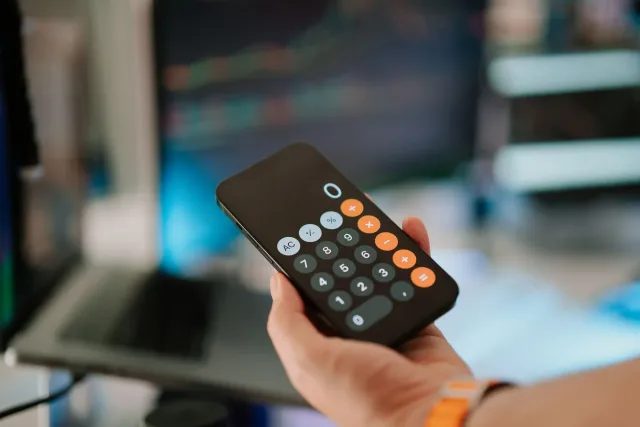 Imajen hatudu xip RAM no smartphone ho gráfiku prezu sa'e, simboliza krisi RAM iha indústria teknolojia