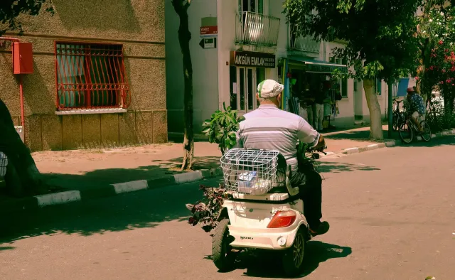 Fã ida ne'ebé uza mobility scooter tama ba korse bisikleta wainhira siklista sira lao ho velosidade aas, halo krax no siklist