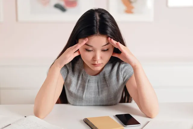 Joven feto hatudu sinais stress no preokupasaun saúde mental, ilustra desafiu suksesu no perigu subar