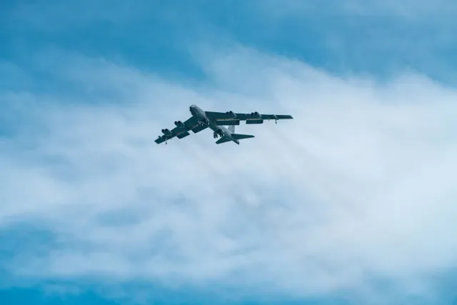 Imajen husi aviaun B-52 ne'ebé kai iha Edwards Air Force Base. Hau hatudu ba ita kona-ba akidente ne'e.