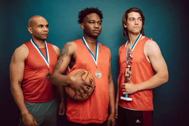 Jogador NBA ho trofeu vitoria, halo seremonia ba publiku, iha arena desportu boot, hanesan sira laos ema barak, moe mos, maib