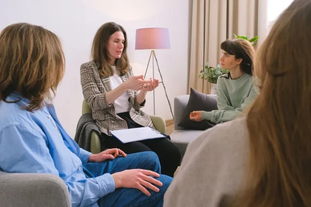 Grupu ema hamutuk iha sesaun terapia, sira koalia no apoiu malu; ambiente kalmadu ho lian di'ak ba saúde mental