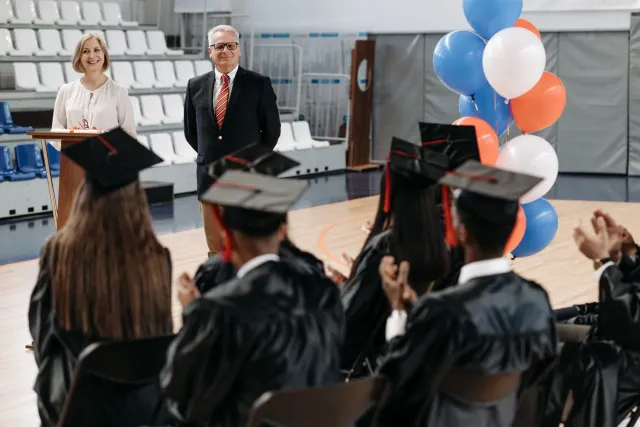 Ema barak iha serimónia graduasaun boos tiha oradór ida ne'ebé koalia kona-ba AI, hatudu tiha sira nia medu no reasaun kontra