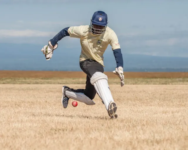 Imajen konseituál hatudu bola futebol, barril mina, no bola kriket iha fundu mapa mundu, simboliza ligasaun entre desportu no