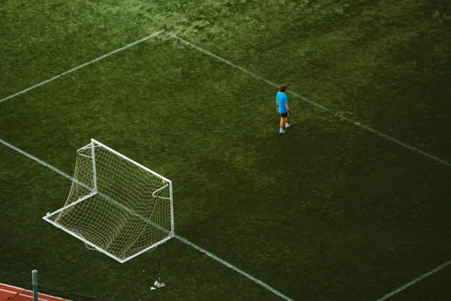 Jogadór futebol ida uza AI iha treinu, ho dadus analiza hatudu iha TV MiniLED