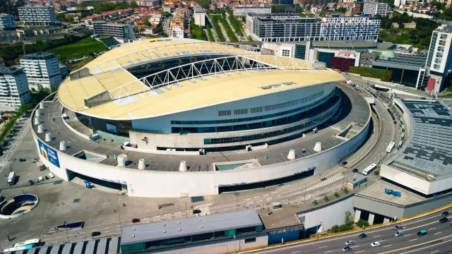 Imajen ne'ebé hatudu estadiu desportu, edifísiu governu, no interface AI hodi ilustra desizaun boot iha desportu, governu no 