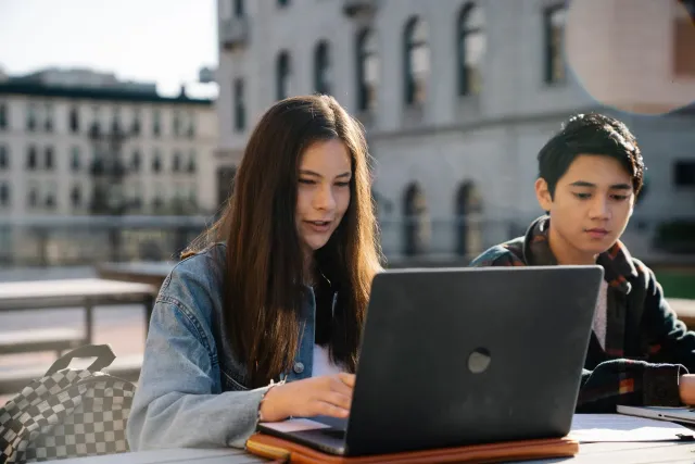 Joven hanesan estudante uza laptop atu komprende teknolojia no mudansa