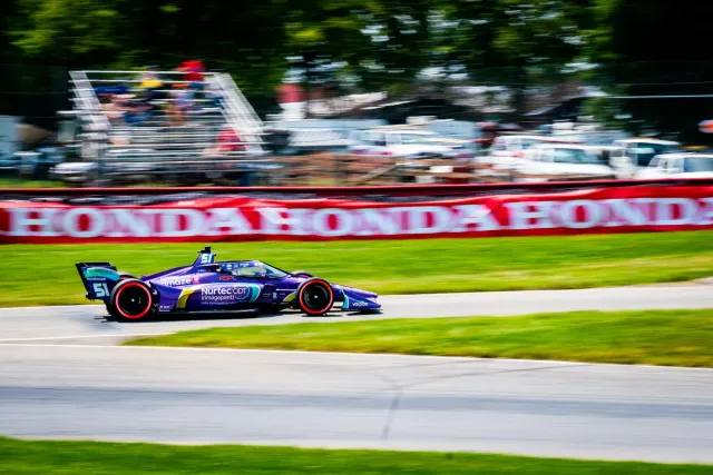 Myles Rowe iha nia karru INDY NXT, hodi selebra vitória boot husi pozisaun 24 ba 1 iha World Wide Technology Raceway, ho band