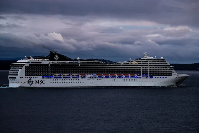 Pasajeru cruise iha kuarentena ho vixia saúde, ho letreiru 'Quarantine' iha kilat la'ós, iha ambiente ospitál
