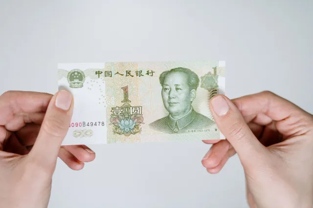 Imajen ida ne'e hatudu oinsá Xina nia Yuan digitál uza ba pagamentu estrangeiru, ho ligasaun ba teknolojia no ekonomia global
