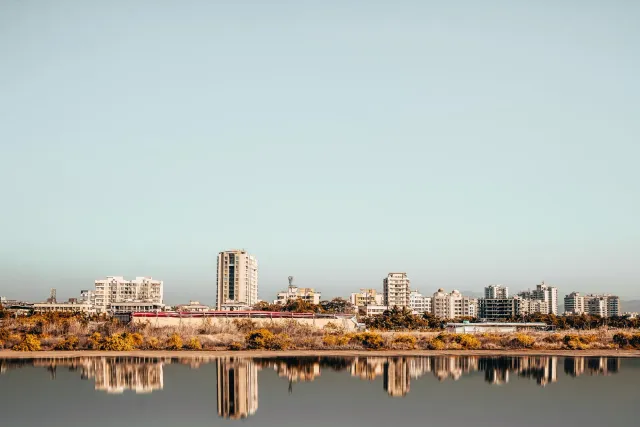 Imajen rezervatóriu bee iha Mumbai ho edifísiu sira iha kotuk, hatudu saida mak presiza iha planeamentu ba fornese bee hemu t