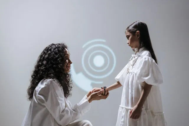 Imagem mostra sainsia iha laboratóriu ho tecnologia foun atu lori saúde no futur idade.