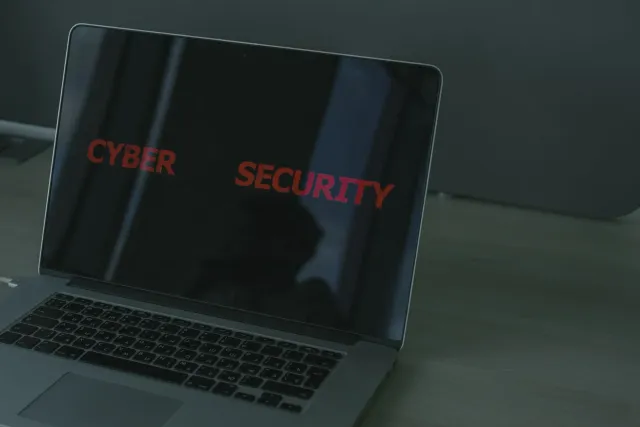 Imajen ida hatudu konseitu seguransa teknolojia ho simbolu digital hanesan cadeadu no rede, ne'ebé reprezenta mudansa boot ih