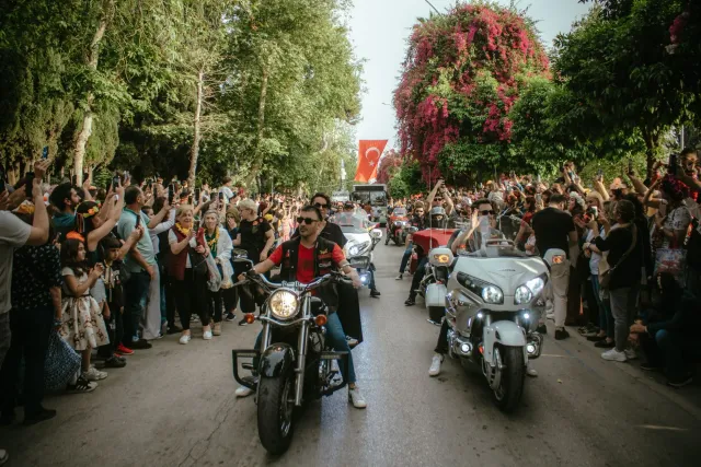 Imajen kolaj husi Jelly Roll, Ducati Diavel V4, no Primeiru-Ministru Modi iha summit G7, hatudu ligasaun entre divórsiu seles