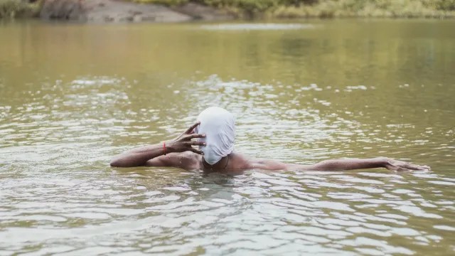 Imajen ida hatudu obra konstruksaun no swimming pool mamuk tanba bee la iha, hanesan simbolu ba krise bee iha Mumbai ne'ebé f