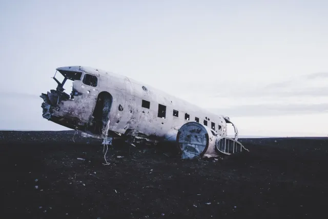 Imajen hatudu avião ki'ik monu iha estrada iha Texas, ho bombeiro sira servisu atu salva ema liu husi janeleira cockpit, iha 