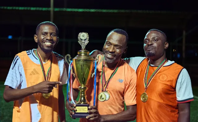 Medália ouro no prata ne'ebé polísia sira manán iha kompetisaun desportu nasional, ho estadiu futébol iha kotuk, simboliza fu