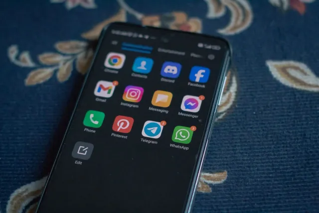 Imajen ilustra suspensaun Telegram iha Índia, ameasa governu ba AI, no morte kritiku Putin — hatudu kontrolu informasaun glob