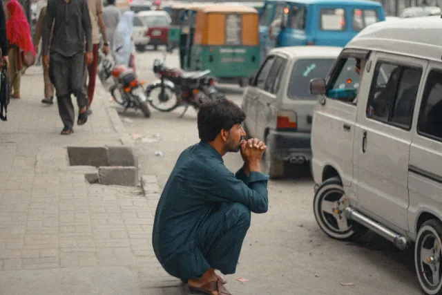 Ema sira iha Khyber Pakhtunkhwa, Pakistan, hamriik iha fatin ne'ebé internet hela, ho rosto triste tanba komunikasaun la funs