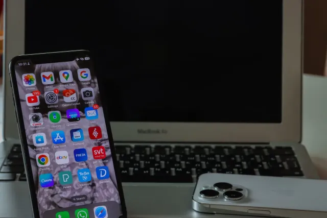Imagem ne'ebé hatudu oinsá Apple muda tiha sira nia feature 'Hide My Email' ba 'private.icloud.com', ne'ebé halo app sira rek