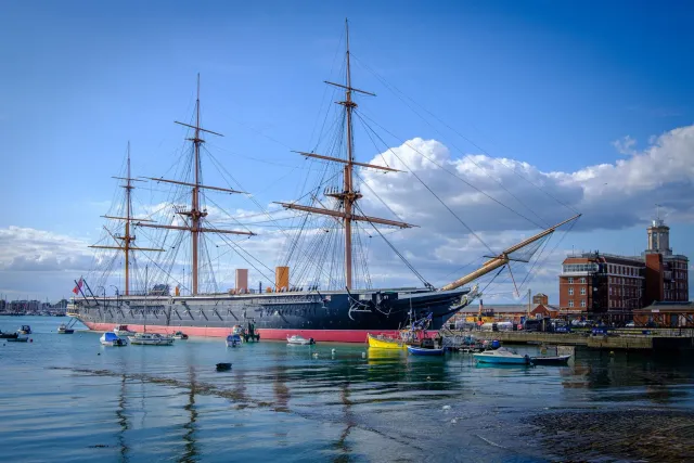Unidade naval Rússia iha Kanál Inglés, ho bandeira no kanhão visível, iha tempu tensaun polítika iha 2026