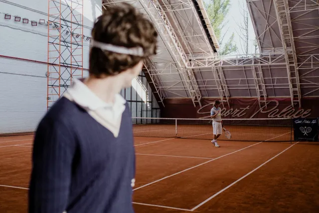 Jogadór tenis Corentin Moutet hodi hili tiha raket depois partida iha Queen's Club, iha tempu kontrovérsia