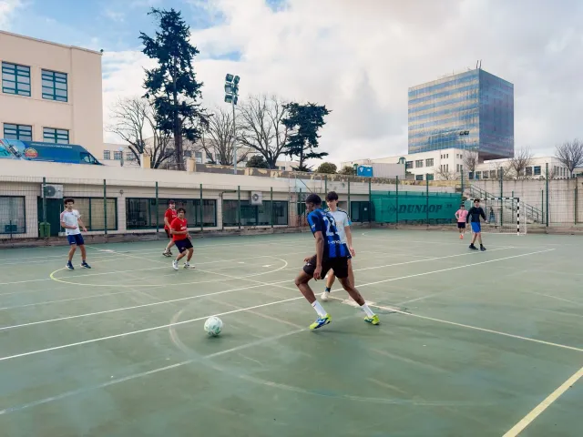 Imagem hanesan iha bola desportu, tenista, no sensor teknologia iha sala desportu, hatudu mudansa boot iha mundu.