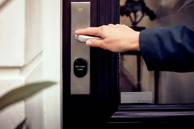 Smart lock Schlage Sense Pro ho teknolojia UWB iha odamatan uma, hatudu futuru seguransa uma ne'ebé inteligente