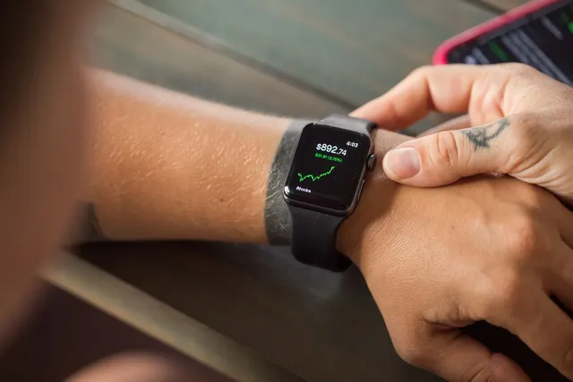 Relójiu inteligente Pixel Watch hatudu pontuasaun desportu iha tempu real ho Live Updates Wear OS 7