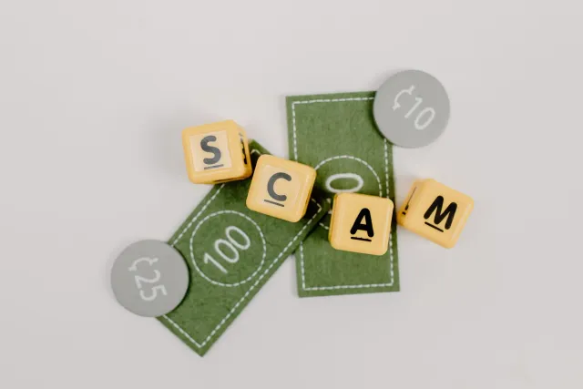 Gráfiku finanseiru ne'ebé hatudu risku compliance no fraude securities, ho dokumentu legal no selu iha fundu, hodi ilustra im