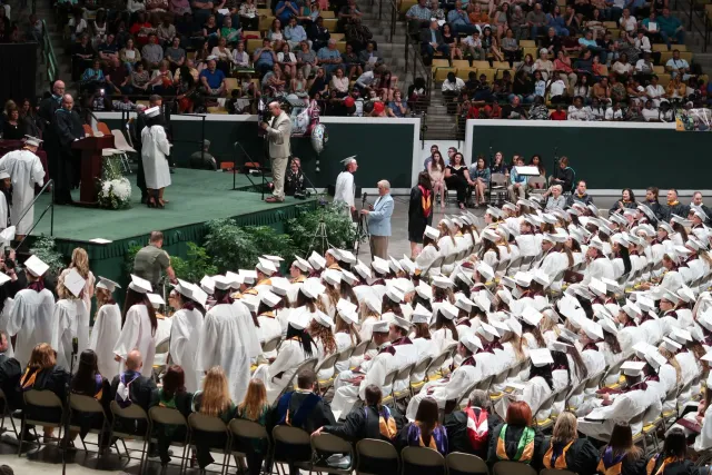 Estudante sira iha serimonia graduasaun boos tiha bainhira oratór koalia kona-ba AI, hatudu konflitu entre jerasaun no teknol
