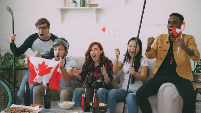 Ema kanadense sira hamriik iha uma haree televizaun ho xoke tanba CBC lakon tiha programa Hockey Night in Canada, ho bandeira