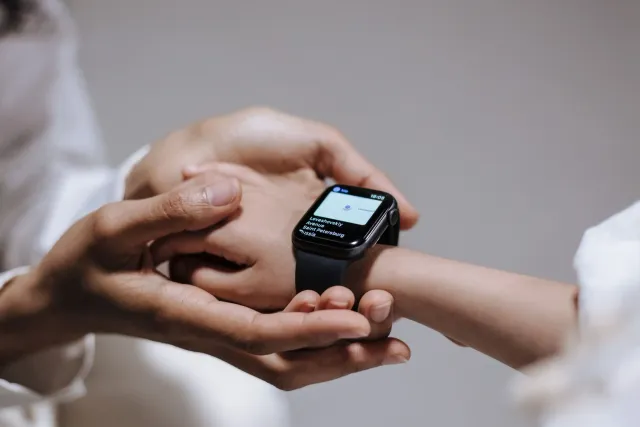 Imajen hatudu oinsá dados husi wearable saúde integra ho sistema EHR, ho seguransa dados proteje tiha.