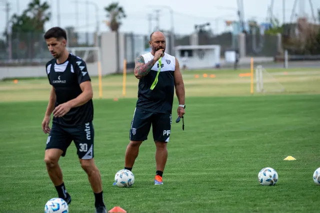 Imajen ida hatudu Rúben Amorim hanesan treinador AC Milan no ekipa nia jogador sira iha kampu futebol durante presizaun