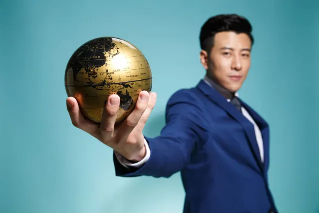 Imajen hatudu lideransa global no mudansa klima ne'ebé afeta negósiu no saúde. Ema sira hanoin kona-ba oinsá atu adapta ba mu